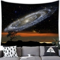 Wandteppich mit Galaxie-Sternenhimmel über Bergsilhouetten in tiefen Blautönen gehalten - Stil 13