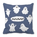 Halloween Kissenhülle mit süßen weißen Geistern und Halloween-Schriftzug auf Blau - Graublauer Hintergrund vielgestaltige weiße kleine Geister (39)