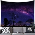 Galaxie-Wandteppich mit Nachtwald-Silhouette über einem Wohnzimmer-Sofa-Wandbild - Stil 15