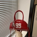 Borsa a mezzaluna rossa lucida con stampa Los Angeles e catena metallica decorativa - Rosso
