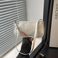 Minimalistische weiße Lackleder-Baguette-Tasche mit Hochglanz-Finish und Silberreißverschluss - Weiß