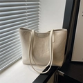 Grande borsa tote beige minimalista in morbida pelle sintetica con etichetta fashion - Bianco