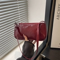 Schicke rote Lackleder-Baguette-Schultertasche mit verstellbarem Riemen und Glanzeffekt - Rot