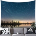 Wandteppich mit Sternenhimmel und Waldlandschaft über einem grauen Sofa - Stil 17
