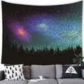 Wandteppich mit Sternengalaxie und Waldsilhouette über einem grauen Sofa im Wohnzimmer - Stil 18
