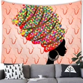 Detalle de tapiz africano colgado sobre un sofá moderno para decoración del hogar - 150x100cm (Piel de melocotón) / Mujer con Fondo de Mapa Rosa (Estilo 4)