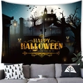 Dettaglio dell'arazzo con zucca di Halloween appeso sopra un divano in un ambiente accogliente - Stile 6 / 100x70(Pelle di Pesca)