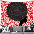 Detalle de tapiz con silueta de mujer africana sobre un sofá gris moderno en una sala de estar - 150x100cm (Piel de melocotón) / Mujer con Tótem Circular Rojo y Negro (Estilo 1)