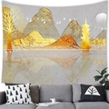 Détail de la tapisserie montrant un paysage de montagne dorée et art zen à l'encre - 200x150cm / Pagode Zen Dorée