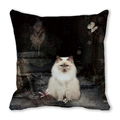Dettaglio del copricuscino con gatto bianco, motivi vintage e scritte artistiche - Gatto Bianco Vintage (2)