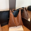 Elegante borsa tote in pelle intrecciata marrone con tracolla larga in stile retrò - Marrone
