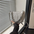 Sac à main gris clair plissé avec poignée en chaîne argentée et bandoulière longue - Argent
