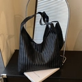 Borsa hobo nera minimalista a tracolla con motivo intrecciato e tracolla larga - Nero