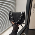 Sac bandoulière plissé noir avec chaîne argentée et motif graphique tendance - Noir