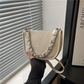 Sac bandoulière beige minimaliste avec chaîne argentée et texture cuir élégante - Blanc