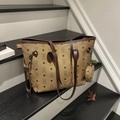 Borsa tote marrone con motivo monogramma orsetto e ciondolo portamonete rotondo - Marrone
