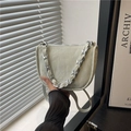 Sac demi-lune vert pâle chic avec chaîne argentée et fini velouté pour femmes - Vert