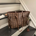 Borsa tote marrone con stampa di orsi e portamonete su gradini in legno nero per ufficio - Marrone