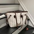 Borsa tote beige con motivi di orsi marroni e piccolo portamonete sulle scale - Bianco