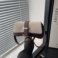 Kleine quadratische Retro-Tasche in Beige und Braun mit silberner Metallschnalle - Weiß