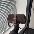 Dunkelbraune matte Leder-Unterarmtasche mit silberner H-Metallschnalle auf der Vorderseite - Braun