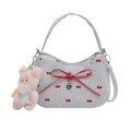 Bolso azul con lunares rojos, decoración de lazo y colgante de peluche sobre blanco - Azul Claro con Amuleto