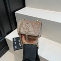 Braune Samt-Umhängetasche mit Steppmuster, Goldkette und Metallquasten-Anhänger - Khaki