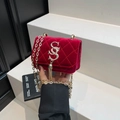 Rote gesteppte Samt-Umhängetasche mit goldener Kette und Quasten-Anhänger - Rot