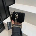 Schwarze gesteppte Samtumhängetasche mit goldener Kette und Quasten-Metalllogo - Schwarz