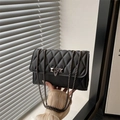 Bolso bandolera acolchado negro clásico con rombos y detalles de cadena metálica - Negro