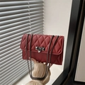 Elegante bolso bandolera acolchado rosa oscuro con cadena metálica y cierre de hebilla - Rojo