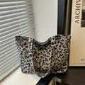 Grande borsa tote in velluto a coste leopardato con tasca frontale in grigio e nero retrò - Grigio