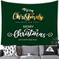 Kerst wandkleed met Merry Christmas tekst opgehangen boven een grijze bank in huis - 100x70(Perzikhuid) / Donkergroene Achtergrond Gouden Schrift Stijl (16)