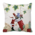 Weihnachtlicher Kissenbezug mit Weihnachtsmann und Geschenksocken auf weißem Grund - 45x45 cm / Weihnachtsmann und Großer Strumpf Stil (1)