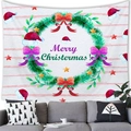 Kerst wandtapijt met sneeuwpop en krans boven een moderne grijze bank - 100x70(Perzikhuid) / Roze Gestreepte Feestkrans Stijl (11)