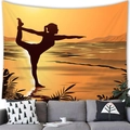 Detalle de tapiz de pared con atardecer en la playa y silueta de yoga sobre un sofá - Silueta de yoga (4) / 150x100(Piel de Melocotón)
