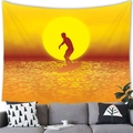 Arazzo da parete con spiaggia al tramonto e silhouette di surfista sopra un divano in salotto - Surf al tramonto (9)