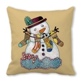 Detalle de cojín navideño de muñeco de nieve con texto JOY en tela suave - 45x45 cm / Muñeco de nieve JOY con gorro púrpura y fondo beige (40)