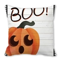 Nahaufnahme Halloween Kürbiskissen mit BOOO-Text und schwarz-weißem Karomuster - Überraschter Kürbis-Stil (2)
