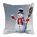 Detalle del estampado de muñeco de nieve en la funda de cojín navideña de microfibra - 45x45 cm / Muñeco de nieve con escoba y fondo degradado azul (28)