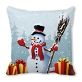 Detalle del estampado digital de muñeco de nieve navideño en una almohada - 45x45 cm / Muñeco de nieve con bufanda roja y fondo azul claro (27)