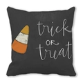 Nahaufnahme von Halloween Kissenbezug Trick or Treat mit Candy Corn Muster auf dunklem Stoff - Zuckermais-Stil (4)