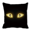 Cuscino di Halloween con occhi di gatto gialli luminosi su fodera nera in pelle di pesca - Occhi di Gatto Nero (1) / 45x45 cm