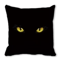 Nahaufnahme eines schwarzen Halloween-Kissenbezugs mit leuchtend gelben Katzenaugen - Leuchtender Katzenaugen-Stil (5) / 45x45 cm