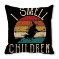Makroaufnahme Halloween-Kissen mit Textur und Silhouette einer Hexe auf dem Besen - I Smell Children Zitat-Stil (8) / 45x45 cm