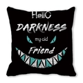Detail eines schwarzen Kissenbezugs mit „Hello Darkness“-Text und Katzenaufdruck - Hello Darkness Kreativstil (7) / 45x45 cm