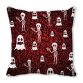 Detailansicht eines roten Halloween-Kissens mit weißen Skelett- und Geistmustern - Roter Hintergrund Totenkopfgeist (15) / 45x45 cm