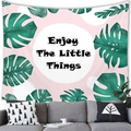 Vue détaillée d'une tapisserie à feuilles tropicales avec texte Enjoy The Little Things - 100X70 / Citation Inspirante Tropicale (8)