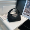Minimalistische zwarte suède en leren crossbodytas met zilveren gesp detail - Zwart