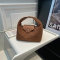 Bruine suède handtas met lederen patchwork flap en een metalen drukknop - Bruin